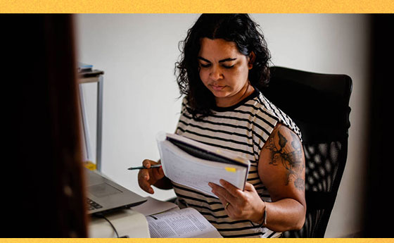 A professora Suelen Gonçalves dos Anjos, 39, há dez meses se prepara para concurso público na área de gestão estudando de sua casa, em Brasília - Gabriela Biló/Folhapress