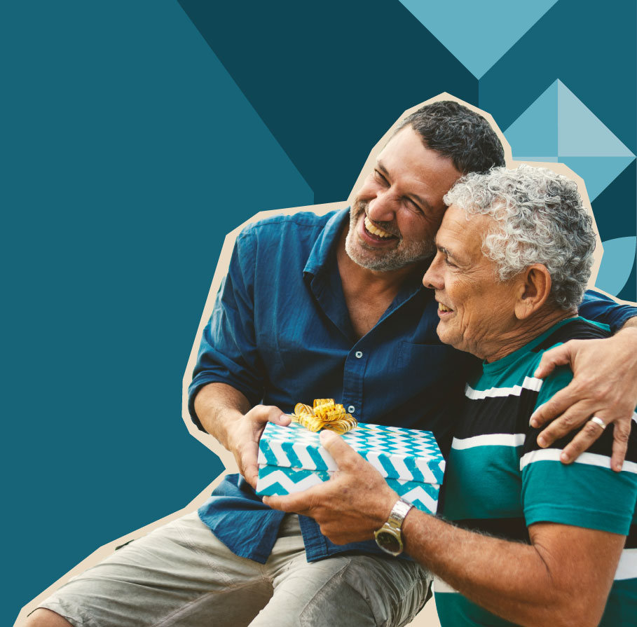 Família sorrindo enquanto assiste a uma sessão de cinema
